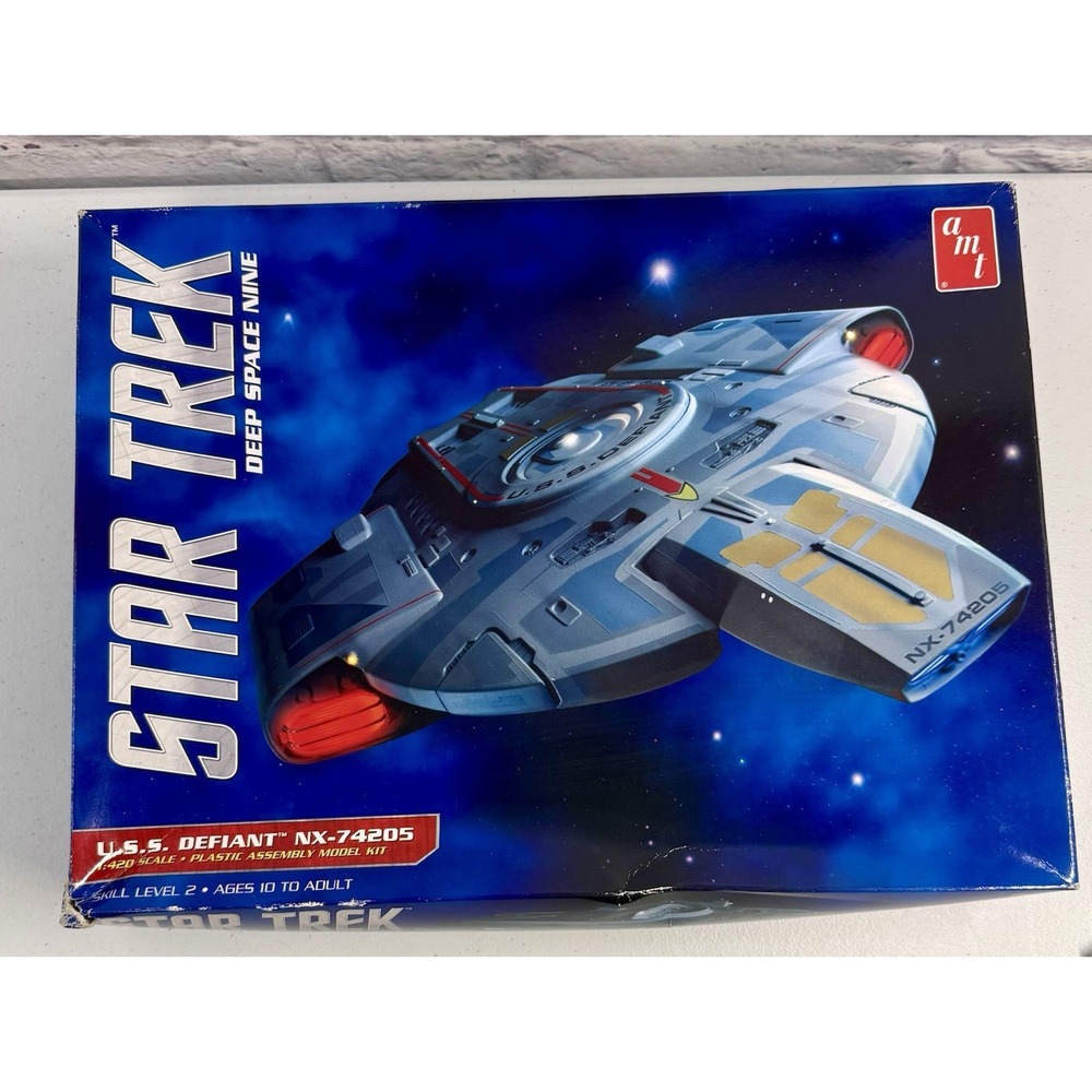 AMT Star Trek Deep Space Nine U.S.S Defiant NX-74205 1:420 Scale Model Kit